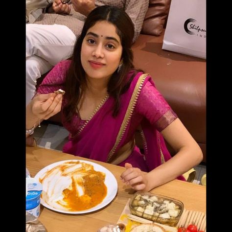 Half Saree Aesthetic, Trending Saree, Jhanvi Kapoor, Corset Fashion Outfits, Half Sarees, Janhvi Kapoor, Saree Poses, Casual Indian Fashion, Simple Sarees