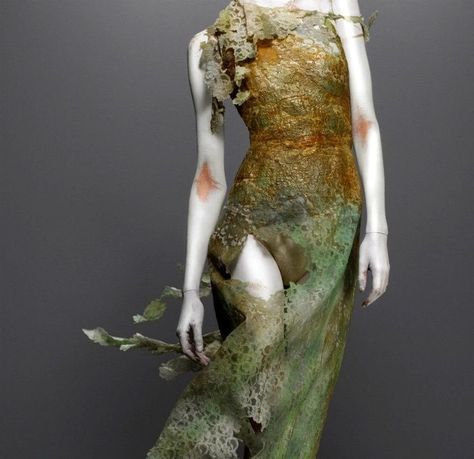 bezh on Twitter: "Alexander McQueen fall winter 1995… " Mcqueen Highland, Moth Princess, Alexander Mcqueen Savage Beauty, Scottish Clothing, Alexander Mcqueens, Savage Beauty, Art Dress, Textiles Fashion, Green Velvet