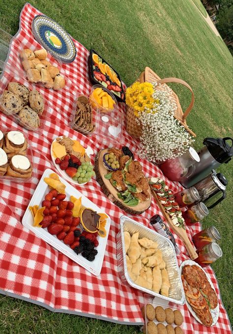 Picnic Date Food, Picnic Planning, Picnic Birthday Party, Picnic Inspiration, Picnic Decorations, Date Recipes, Picnic Birthday, Kawaii Diy, Picnic Date