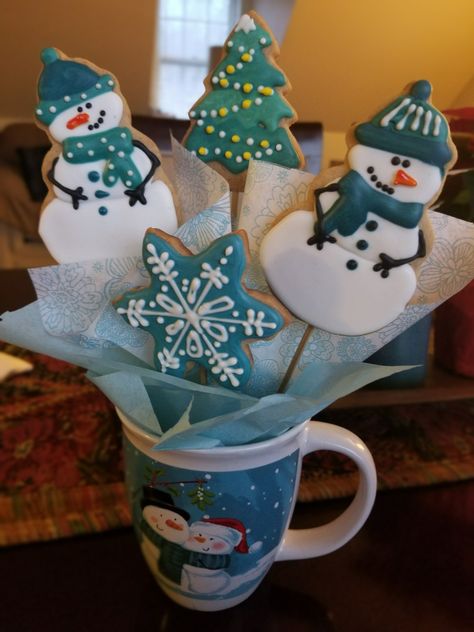 Mug Cookie Bouquets! Ready to ship out! #mug #cookie #bouquet #royalicingcookie October Cupcakes, Christmas Cookie Bouquet, Cookie Bouquet Ideas, Mug Cookie, Christmas Baking Ideas, Cookie Bouquets, One Smart Cookie, Cookie Bouquet, Smart Cookie