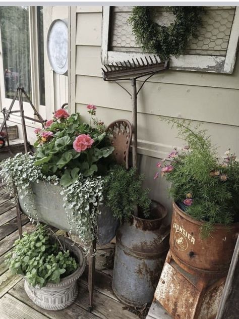 Farm Country Decor, French Country Porch, Porch Decor Farmhouse, Design A Garden, Small Garden Ideas, Cottage Porch, Country Garden Decor, Porch Flowers, Simple Garden