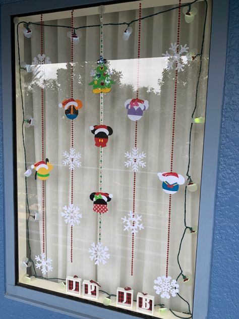 Christmas decorations Disney Resort Window Decorations Christmas, Disney Window Decoration Resorts Ideas, Disney Window Decoration, Disney Christmas Outfits, Mickey Mouse Room, Disney 2024, Christmas Window Display, Christmas Outfits, Christmas Window