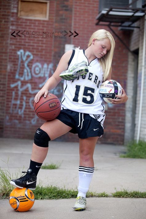 Basketball Senior Pictures, Senior Pictures Sports, Hockey Girl, Volleyball Pictures, Ralph Fiennes, Senior Pictures Boys, Hockey Girls, Team Pictures, Girls Softball