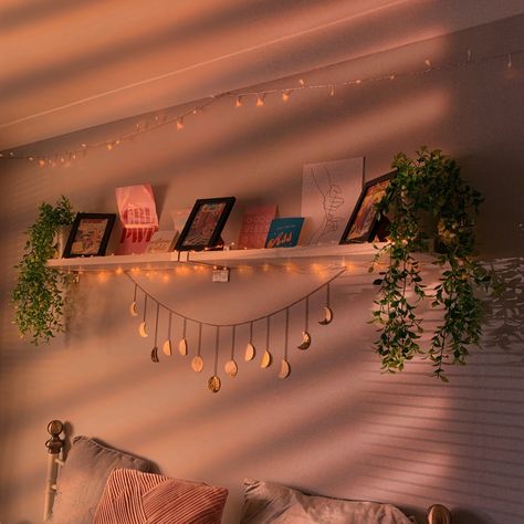 Shelf Plants Bedroom, Cute Bedroom Ideas Plants, Shelf On Bedroom Wall, Bedroom Shelf Inspiration, Bedroom Ideas Green And Gold, Shelf Ideas For Bedroom Aesthetic, Shelf Aesthetic Ideas, Shelves Inspo Bedroom, Pinterest Bedroom Aesthetic