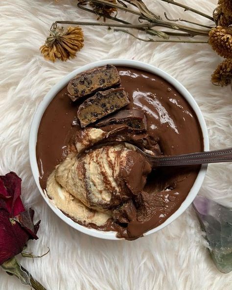 Leigha on Instagram: "Chocolate frosted cookie dough pudding oats Good morning everyone, it has been a while since I have made some blended oats for breakfast but I have been seeing so much I needed to make some. I like to call them pudding oats because that is what the smooth texture reminds me of hahaha. This is my go to recipe below. 🫶 base- 50 g oat flour 20 g @nufyx vanilla pea protein 60 g yogurt 80 ml plant milk 10 ml agave some mini chocolate chips chocolate top- 2 Tbs cocoa powder 2 Tbs hot water 1 Tbs yogurt 1 tsp agave With a @misfitshealth chocolate chip cookie dough protein bar on top (code LEIGHA to save $$$) Mix all base ingredients together and pour into ramekin, make chocolate frosting and pour over top. Let rest in refrigerator over night and enjoy the next day, o Oats Pudding, Oat Pudding, Over Night Oats With Pudding, Oats With Chocolate, Chocolate Protein Oats, Oats Chocolate, Chocolate Blended Oats, Oats Recipe, Blended Oats