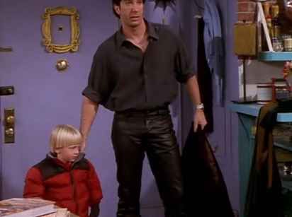 Here's Definitive Proof That Taylor Swift's Style Is Inspired Entirely By "Friends" Jennifer Aniston Wedding, Ross Friends, David Schwimmer, Ross Geller, Leather Pants Outfit, 90s Trends, Friends Tv Series, Joey Tribbiani, Friends Moments