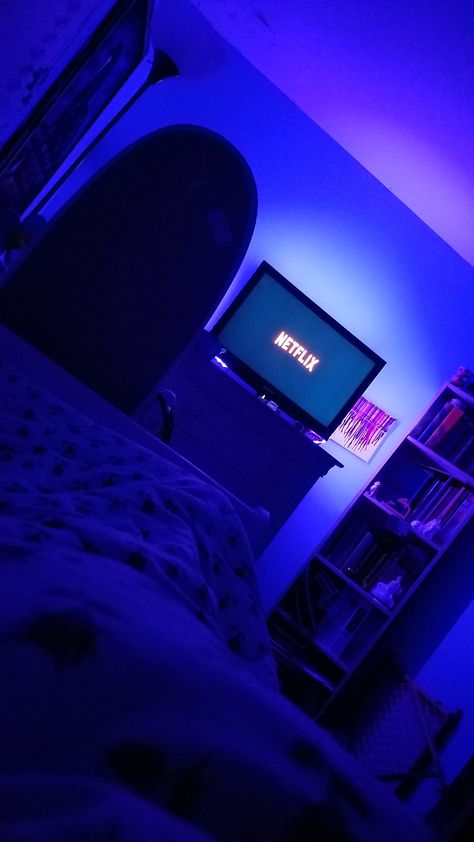 Really cute room idea. LED lights behind tv Led Light Pictures, Black Room With Led Lights, Dark Led Bedroom, Bed With Lights Underneath, Blue Light Room Aesthetic, Dark Room Led Lights, Led Lights On Tv, Dark Led Room, Led Lights Around Tv