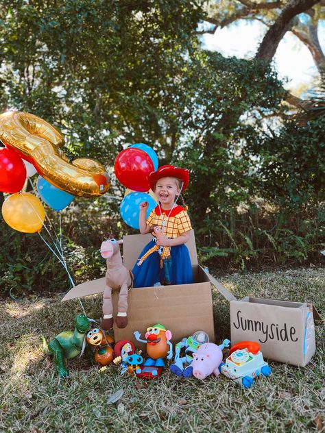 Toy Story Photoshoot Ideas, Toy Story Jessie Photo Shoot Ideas, Toy Story Birthday Photo Shoot, Toy Story Photo Shoot Ideas, Toy Story Photoshoot, Jesse Toy Story, Second Birthday Photos, Birthday Ideas Girl, 2nd Birthday Pictures