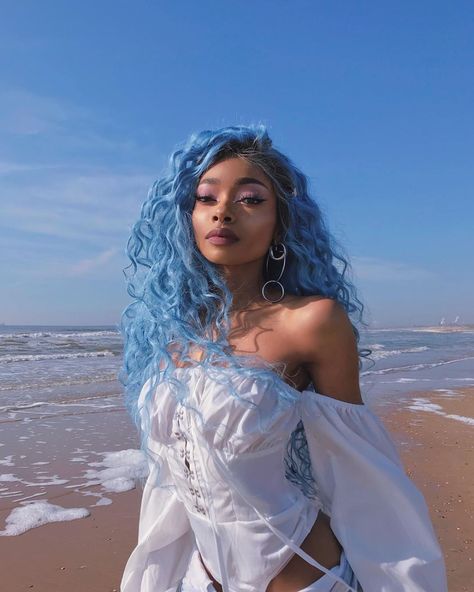 Loose Curly Hair, Light Curls, Curly Extensions, Light Blue Hair, Dyed Hair Inspiration, Colored Curly Hair, Curly Hair Extensions, Waves Curls, Curly Hair With Bangs