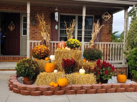 Outside Fall Decor With Straw Bales, Pumpkin And Mum Display, Pumpkins In Flower Bed, Hay And Pumpkin Porch Display, Hay Bail Decorating Ideas, Fall Decor With Straw Bales, Fall Hay Bale Decor, Fall Flower Bed, Fall Outside Decor