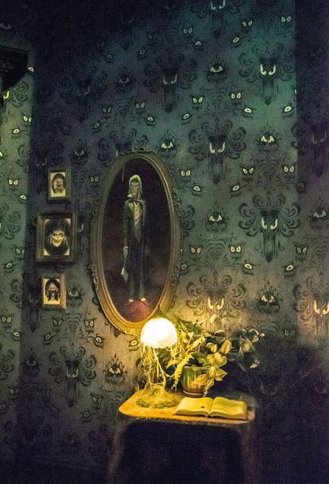 Haunted Mansion Decor, Phantom Manor, Mansion Aesthetic, Haunted Mansion Halloween, Haunted Mansion Disneyland, Disney Rides, Haunted Hotel, Disney Haunted Mansion, Season Of The Witch