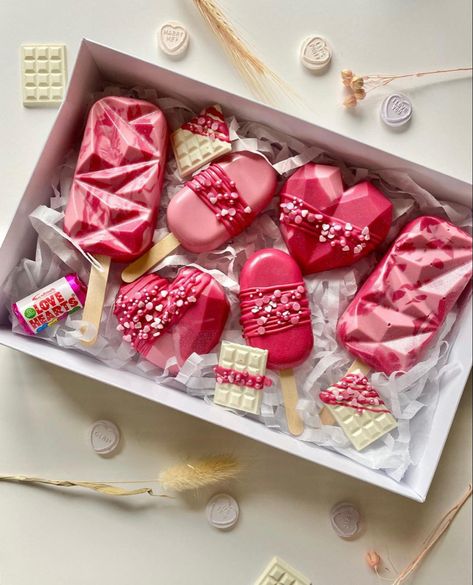 Valentine Cakecicles, Cakecicles Valentines Day, Box San Valentin, Valentines Bakery Ideas, Valentines Cakesicles, Valentines Cakesicles Ideas, Valentines Dessert Box Ideas, Valentine Sweets, Valentine’s Day Dessert Box Ideas