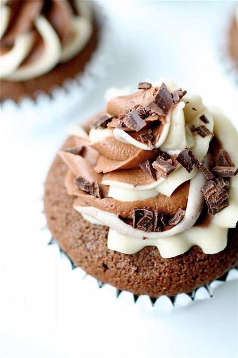 Mudslide Cupcakes - Cupcake Daily Blog - Best Cupcake Recipes .. one happy bite at a time! Mudslide Cupcakes, Boozy Cupcakes, Mudslide, Torte Cupcake, Good Eat, Dessert Cupcakes, Yummy Cupcakes, Cup Cakes, Food Cakes