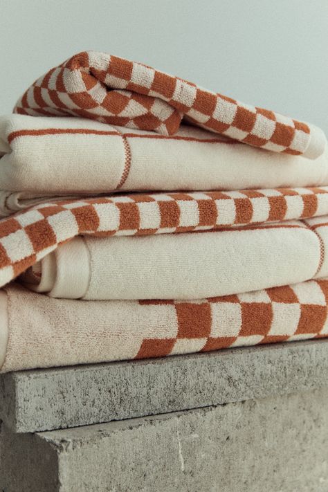 The Grid Collection explores the interplay of scale and print, combining a uniform grid with the signature checkerboard from BAINA. Captured by Hannah Scott-Stevenson. Bath Time Routine, Time Routine, Going Shopping, Contrasting Colours, Ritual Bath, Cotton Bath Towels, Grid Pattern, Everyday Objects, Bath Time