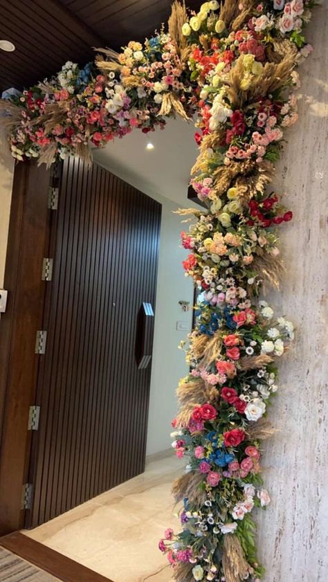 Bride Room Decoration Ideas With Flowers, Desi Wedding Decor Home, House Opening Decoration With Flowers, Home Decor For Wedding Indian, House Decoration For Wedding Indian, Wedding Home Decoration Indian, Home Engagement Decoration, Home Wedding Decorations Indoor, Wedding House Decorations