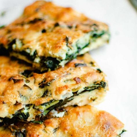 Crustless Spinach Pie, Vegetarian Greek Recipes, Spinach Feta Quiche, Dimitras Dishes, Feta Quiche, Mediterranean Appetizers, Greek Diet, Healthy Pies, Greek Appetizers