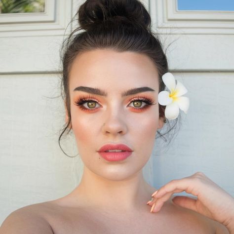 Aloha Hawaii I’m so happy to be with my family on our favourite island EYES- @toofaced Just Peachy Mattes Palette @makeupgeekcosmetics… Hawaiian Makeup, Hawaii Makeup, Jewel Makeup, Gem Makeup, Makeup Stickers, Makeup Shades, Aria Montgomery, Face Gems, Face Jewels