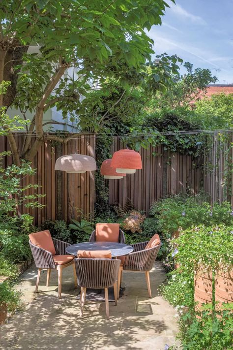 Tiny Yard, Patio Images, Garden Privacy Screen, Small Courtyard Gardens, Garden Privacy, Outdoor Living Rooms, Privacy Fences, Garden Images, Modern Patio