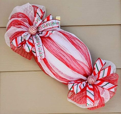 Candy Christmas Wreath Ideas, Diy Candy For Christmas Tree, Peppermint Candy Wreath Diy, How To Make A Candy Wreath, Candy Wreath Diy How To Make, Peppermint Candy Wreath, Candy Christmas Wreaths Diy, Things To Make With Candy Canes, Diy Candy Cane Wreath Tutorials