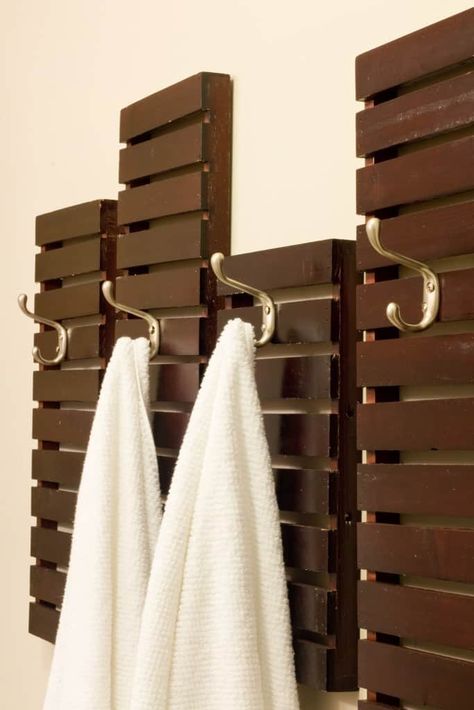 I made towel hooks from an A-frame style shelf by attaching hooks to the shelves. Towel Rack Ideas, Towel Rack With Shelf, Diy Towel Rack, Free Standing Towel Rack, Thrift Store Upcycle, Thrift Store Decor, Diy Towels, Hanger Diy, Wooden Bathroom