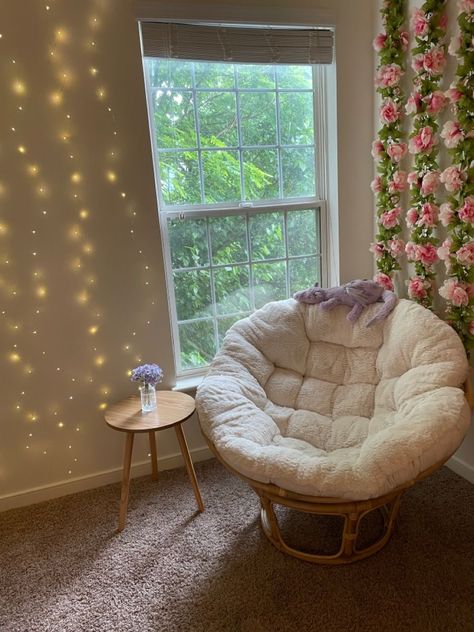 Hangout Room Decor Ideas, Comfy Room Corner, Comfy Bedroom Ideas Aesthetic, Cute Couch For Bedroom, Chairs For Small Bedrooms, Small Hang Out Room Ideas, Hangout Room Ideas Aesthetic, Little Couches For Bedroom, Hangout Corner In Bedroom