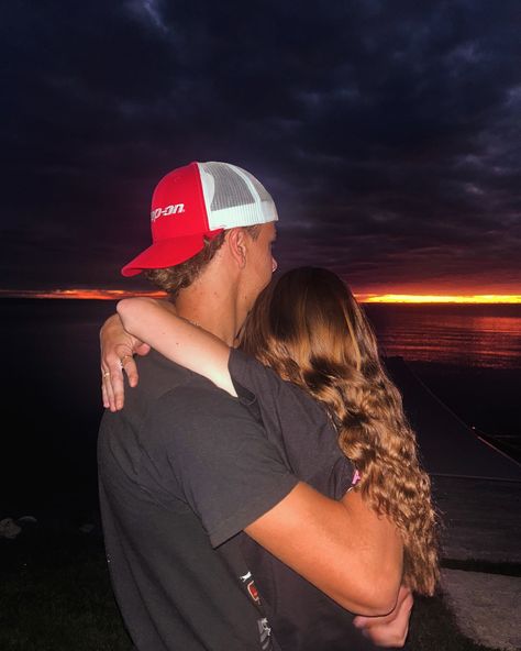 Couple standing in front of lake sunset summer evening. Lake Jetski, Couple Instagram Captions, Winter Snowboarding, Couple Vibes, Paddle Surf, Ocean Style, Jetski, Jet Ski, Fashion Couple