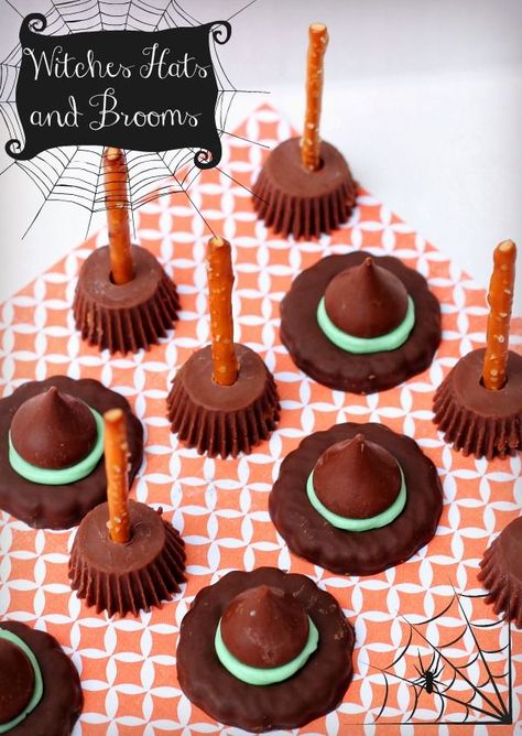 Impress the kids with this super simple Halloween food craft. Witches Hats and Broom Sticks using Reeses Peanut Butter Cups, Hershey Kisses, Pretzels and Grasshopper Cookies. So FUN! reallifedinner.com Grasshopper Cookies, Halloween Food Crafts, Postres Halloween, Halloween Food Appetizers, Witches Hats, Spooky Food, Easy Halloween Food, Halloween Food Treats, Halloween Treats Easy