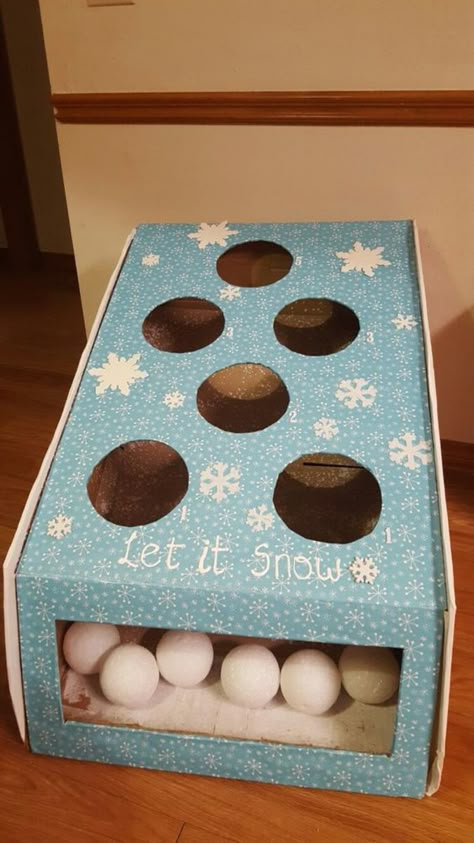 Throwing snowballs 1 cardboard box, Wrapping paper, styrofoam balls, Glue gun. Diy Christmas Party Games, Christmas Party Games For Kids, School Christmas Party, Diy Christmas Party, Fun Christmas Party Games, Winter Carnival, Fun Christmas Games, Christmas Homemade, Christmas Homescreen