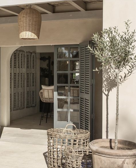 Mediterranean Shutters, Mallorca House, Mediterranean Farmhouse, Willow Garden, Small Town Living, House Shutters, Spanish Style Home, Casa Exterior, Countryside House