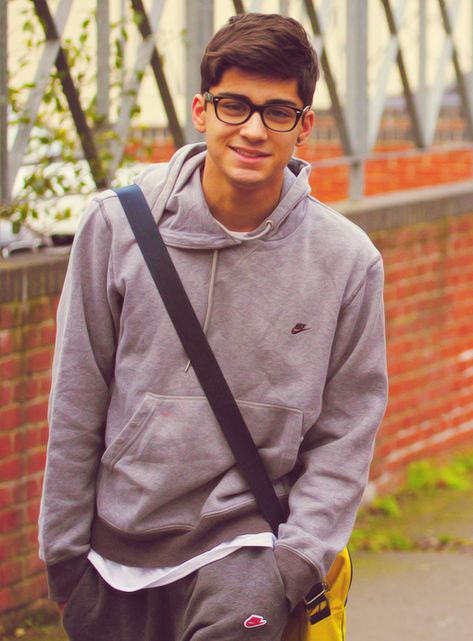 He's so cuteeee(: Zayn Malik Glasses, One Direction Hoodies, Cute Nerd, One Direction Facts, Zayn Malik Photos, Very Important Person, Zayn Malik Pics, Bad Picture, One Direction Pictures