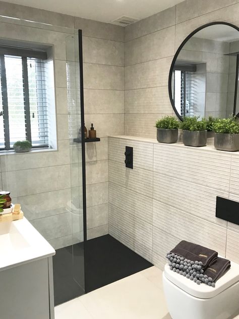 Shower Rooms Luxury, Ensuite Bathroom Black Fixtures, Contemporary Shower Room, Black Shower Ideas Bathroom, Small Shower Room Decor Ideas, Black Wet Room, Black Showers Bathroom, Black Shower Tray Bathroom Ideas, Bathroom Black Window