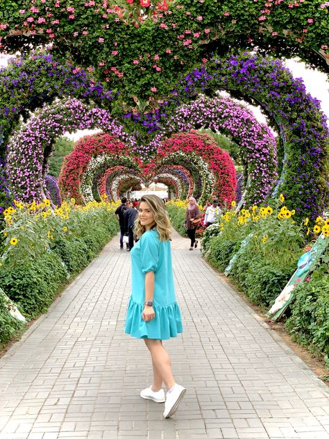 Dubai Miracle Garden Outfit Ideas, Dubai Miracle Garden Poses, Miracle Garden Dubai Couple Photography, Garden Photoshoot Outfit Ideas, Garden Photo Poses, Miracle Garden Dubai Photography, Poses In Dubai, Garden Instagram Pictures, Dubai Poses