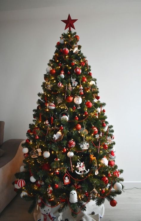 Red Traditional Christmas Tree, Christmas Tree Red And White Ideas, Christmas Tree Ideas White And Red, Christmas Tree Decorations Traditional, Christmas Tree Decorations Red And White, Traditional Christmas Decorations Tree, Red And White Christmas Tree Decorations, Christmas Tree Red Decorations, Christmas Trees Red And White