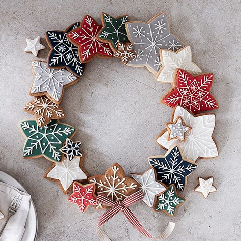 Biscuit Wreath, Christmas Wreath Cookies, Christmas Day Celebration, Vanilla Biscuits, Cookies To Make, Wreath Cookies, Chocolate Slabs, Iced Biscuits, Christmas Biscuits