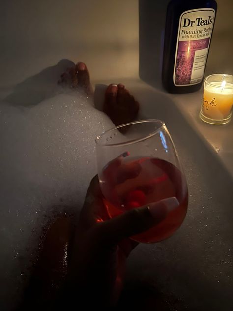 Bubble bath Dr teals Bubble Bath Dr Teals, Bath Tube Aesthetic, Bubble Bath Essentials, Bubble Bath Pictures, Showering Aesthetic, Bubble Bath Ideas, Bubble Bath Aesthetic, Bubble Bath Candles, Candle Instagram