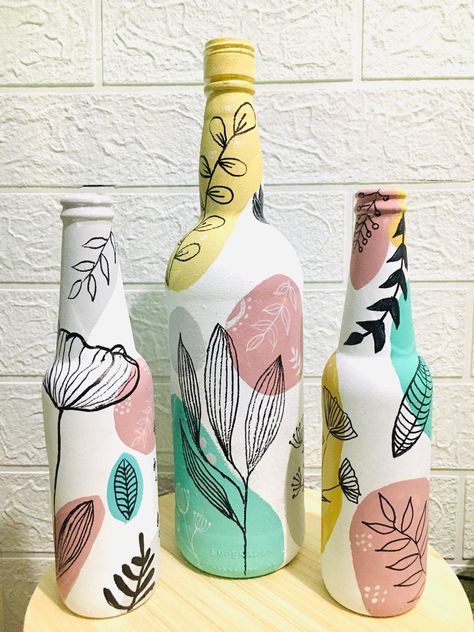 Boho Bottle Decor, Boho Bottle Painting, Boho Painting On Bottle, Hand Painted Bottles Diy, Boho Art On Bottle, Boho Bottle Art, Glass Bottle Painting Designs, Bottles Decoration Diy, Bottle Art Projects