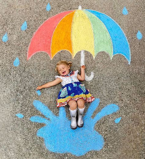 Mom Creates Beautiful Chalk Drawings On Her Driveway, Incorporating Her Daughter Into Each Of Them (40 Pics) Chalk Photography, Chalk Photos, Fun Chalk Art, Sidewalk Chalk Art, Sidewalk Art, Foto Baby, Foto Tips, Chalk Drawings, Sidewalk Chalk