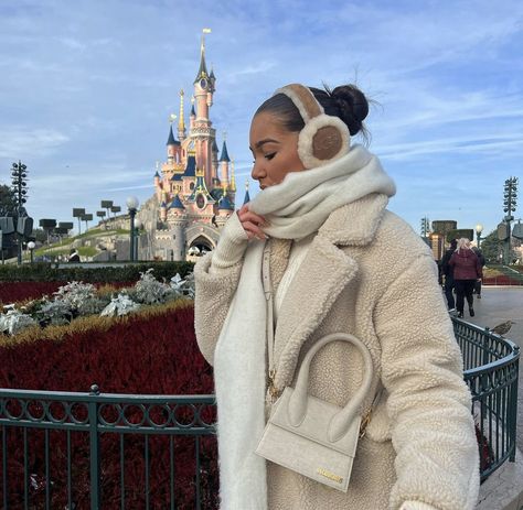 Winter Outfits Disneyland, Disneyland Outfits Paris, Disneyland Paris In Winter, Disney Paris Winter Outfit, Disneyland Paris Christmas Outfit, Cold Disneyland Outfit, Disney Paris Outfits Winter, Disneyland Winter, Outfit Paris Invierno