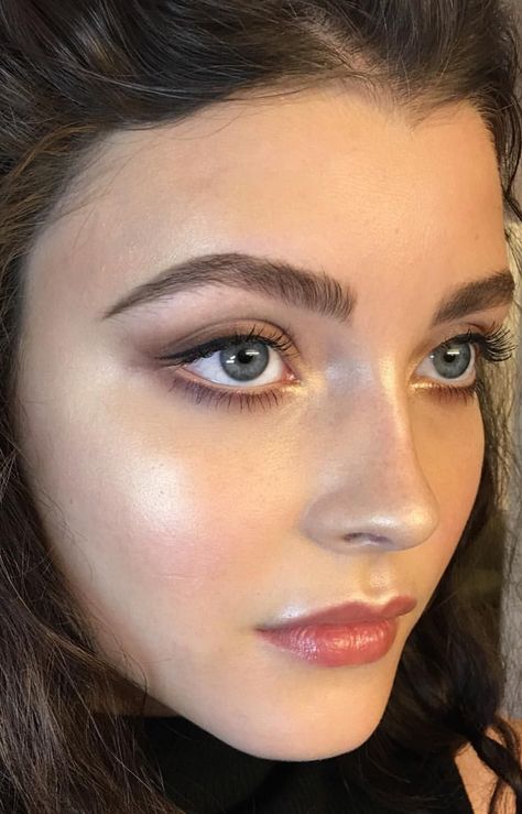 Glowy and natural makeup Sprinkle Sprinkle, Zodiac Fashion, Makeup Eyebrows, Portrait Reference, Makeup Tip, Emily Didonato, Bold Brows, Dewy Makeup, Beauty Make-up