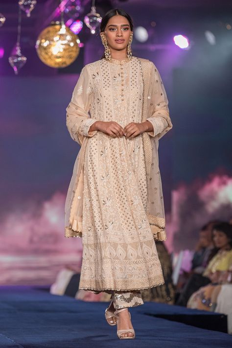 Dupatta On Chikankari Kurta, Chikan Suits Designs, Kamdani Dresses Pakistan, Lucknowi Chikankari Suits, Indian Outfits Lehenga, Indian Designer Suits, Lehenga Collection, Pakistan Fashion, Salwar Kamiz