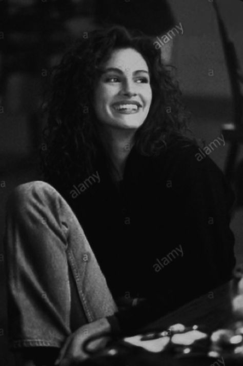 Dark Hair Character, Julia Roberts Style, Robert Young, Happy Girl Quotes, Young Celebrities, Julia Roberts, Famous Women, Inspirational People, Role Models