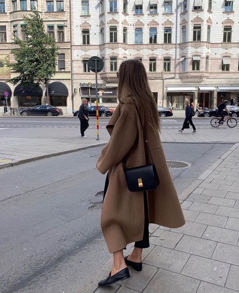 khaki winter coat Mode Dope, Winter Mode Outfits, Chique Outfit, Estilo Indie, Skandinavian Fashion, Nashville Outfits, Beige Outfit, Paris Outfits, Mode Casual