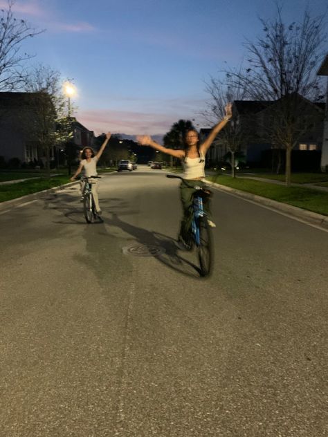 Aesthetic Bike, Night Bike Ride, Summer Bike, Bike Aesthetic, Summer Plans, Summer Goals, Summer Friends, Foto Poses, Friend Poses