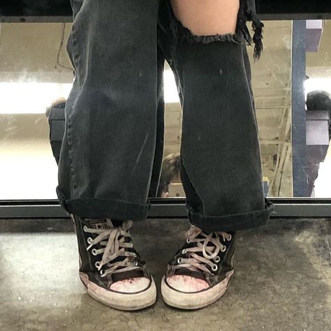 Converse Emo Aesthetic, Emo Converse Outfit, Converse Beat Up, Punk Shoes Aesthetic, Beat Up Converse Aesthetic, Emo Shoes Aesthetic, Outfits Grunge Hombre, Shoes Aesthetic Grunge, Dirty Converse Aesthetic