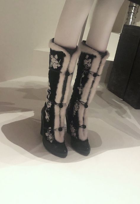 russian boots
fur
alrxander mcqueen
fashion
heels Boot Heels Aesthetic, Rose Heels, Alt Shoes, Heels Winter, Boot Heels, Heels Aesthetic, Aesthetic Grunge Outfit, Pin Up Outfits, Tv Show Outfits