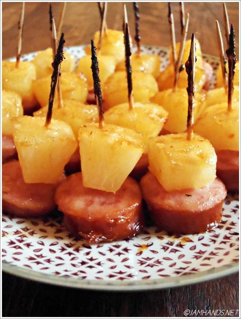 Glazed Kielbasa Pineapple Bites, Kielbasa Pineapple, Tropisk Fest, Mozzarella Sticks, Smitten Kitchen, Finger Food Appetizers, Kielbasa, Christmas Party Food, Party Food Appetizers