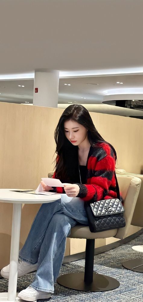 Chaeryeong Outfit Casual, Kpop Female Idols Wallpaper, Chaeryeong Full Body Pic, Lee Chaeryeong Wallpaper, K Pop Idol Fashion, Itzy Chaeryeong Outfit, Chaeryeong Outfit, Chaeryoung Wallpaper, Itzy Chaeryeong Wallpaper