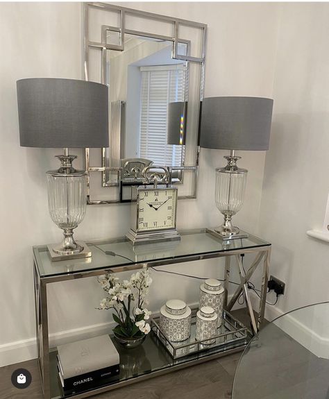 Silver Entryway Decor, Fabulous Living Room Decor, Modern Glam Living Room, Glam Living Room Decor, Glamour Decor, Apartment Decorating Living, Modern Hallway Ideas, Entryway Table Decor, Entrance Modern