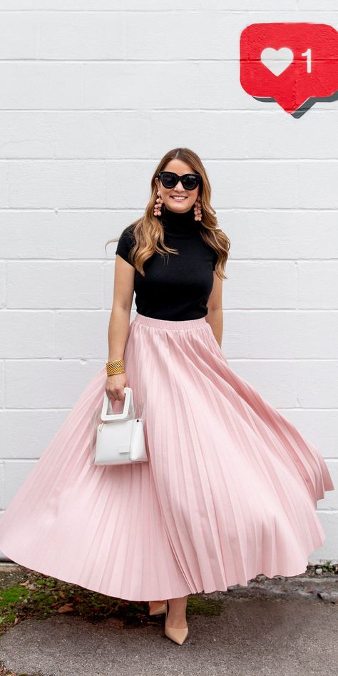 Pink pleated midi skirt Pink Midi Skirt Outfit, Pink Pleated Skirt Outfit, Closet Wardrobe Ideas, Pleated Skirt Outfit Ideas, Pleated Midi Skirt Outfit, Pink Skirt Outfits, Pink Pleated Midi Skirt, Neon Prom Dress, Floral Skirt Outfits