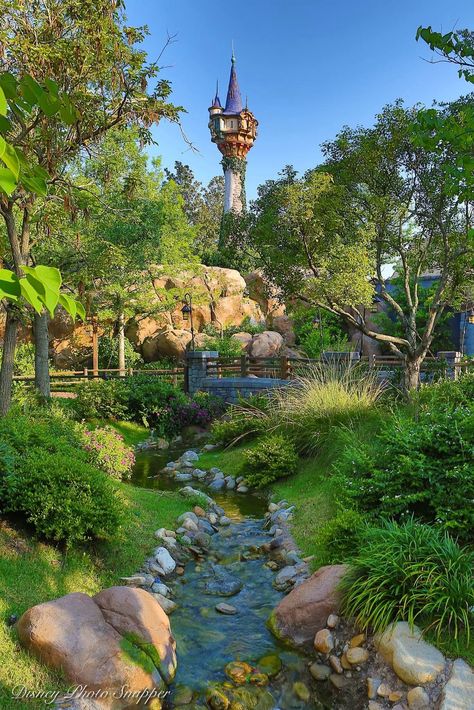 Rapunzel's Tower, Rapunzel Tower, Disney Photo Ideas, Disney World Pictures, Desain Quilling, Images Disney, Disney World Magic Kingdom, Disney Pics, Cute Disney Pictures